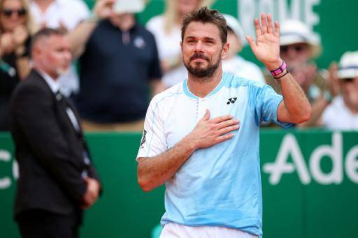 El tenista suizo Stan Wawrinka agradece al público el apoyo en su partido de primera ronda del Masters 1000 de Montecarlo contra el argentino Sebastián Báez, en lo que fue la última participación del primero en este torneo, en Montecarlo el 6 deabril de 2026