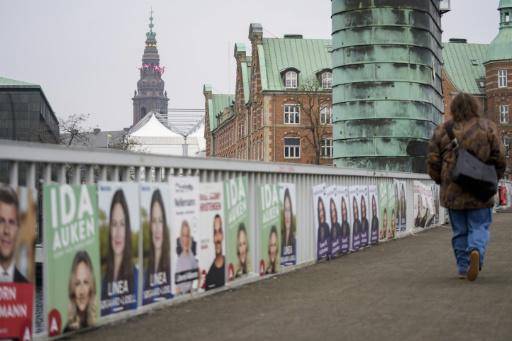 El Castillo de Christiansborg de Copenhague, que alberga el Parlamento de Dinamarca, con banderas en lo alto, el 24 de marzo de 2026