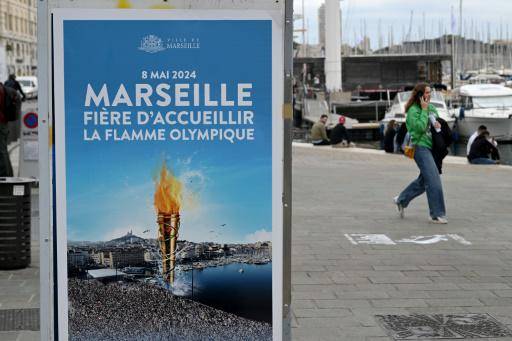 Un cartel con el lema Marsella, orgullosa de recibir la llama olímpica, antes de la llegada del fuego a bordo del velero Belem, en el puerto de la ciudad mediterránea el 6 de mayo de 2024