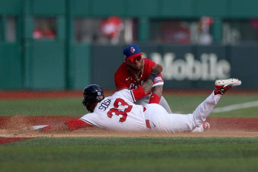 El panameño Edmundo Sosa es ponchado en la tercera base por el cubano Yoán Moncada en el partido entre Panamá y Cuba por el Clásico Mundial de Béisbol en el estadio Hiram Bithorn, en San Juan, Puerto Rico, el 6 de marzo de 2026