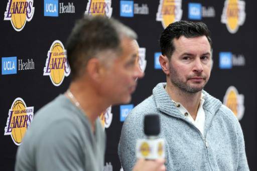 Rob Pelinka (izquierda), presidente deportivo de Los Angeles Lakers, junto al entrenador JJ Redick en una rueda de prensa el 12 de mayo de 2026