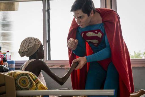 Leonardo Muylaert, conocido como el Superman brasileño, saluda a un paciente durante una visita al hospital universitario Korle Bu de Accra, en Ghana, el 14 de noviembre de 2025