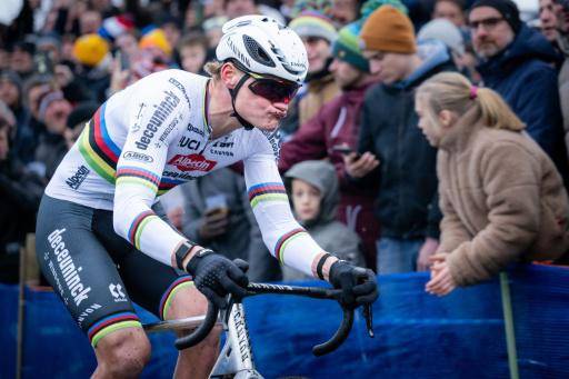 Mathieu Van der Poel durante la prueba de ciclocrós que ganó en Loenhout (Bélgica), el 29 de diciembre de 2025