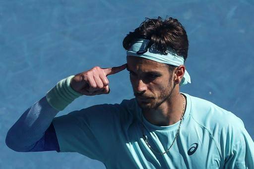 Lorenzo Musetti gesticula durante su partido contra Taylor Fritz, el 26 de enero de 2026 en Melbourne, Australia