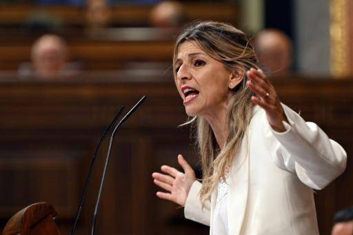 La vicepresidenta y ministra de Trabajo española, Yolanda Díaz, habla durante una sesión plenaria del Congreso de los Diputados, el 9 de julio de 2025 en Madrid