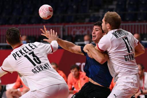 El jugador de balonmano argentino Diego Simonet (c), en acción en un partido contra Alemania de los Juegos Olímpicos de Tokio, el 26 de julio de 2021