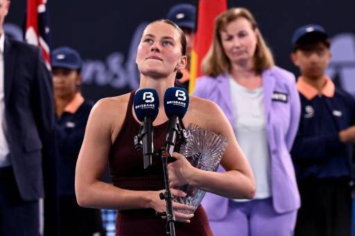 La ucraniana Marta Kostyuk habla tras su derrota en la final individual femenina en el torneo de tenis Brisbane International ante la bielorrusa Aryna Sabalenka, en Brisbane, Australia, el 11 de enero de 2026