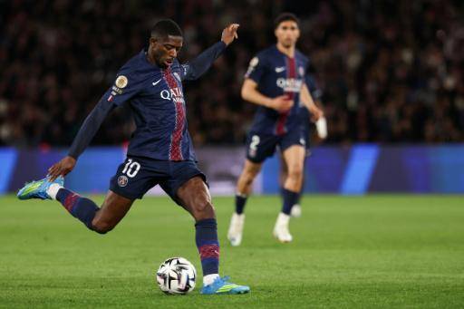 El delantero francés del PSG, Ousmane Dembélé controla el balón durante el partido de Ligue 1 PSG-Lyon, en el Parque de los Príncipes de París, el 19 de abril de 2026