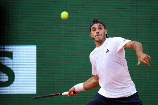 El tenista argentino Francisco Cerúndolo juega contra el griego Stefanos Tsitsipas en el torneo de Montecarlo el 6 de abril de 2026