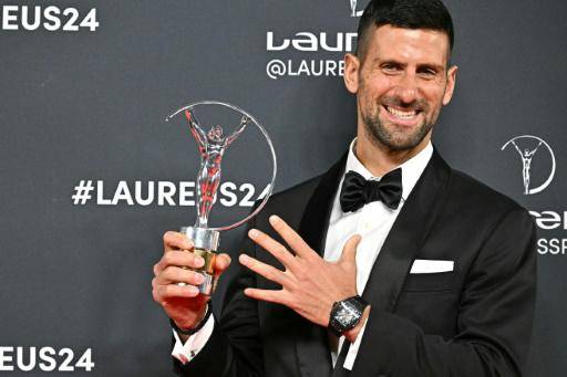 El tenista serbio Novak Djokovic posa con el premio Laureus con el que fue galardonado como mejor deportista del año, en la gala celebrada en Madrid el 22 de abril de 2022