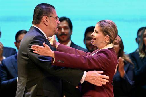 El seliente mandatario de Costa Rica, Rodrigo Chaves (L), saluda a su sucesora Laura Fernández, quien lo incluyó en su gabinete en un puesto con amplios poderes, el 5 de mayo de 2026 en San José.