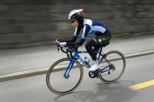 La ciclista refugiada afgana Masomah Ali Zada entrena para los Juegos Olímpicos de Tokio el 1 de julio de 2021 en el Centro Mundial de Ciclismo, en Aigle, Suiza