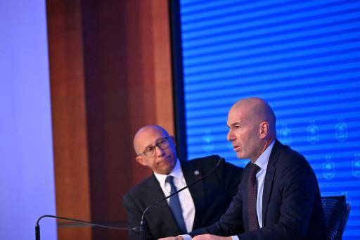El nuevo seleccionador de fútbol de Francia, Zinédine Zidane (drcha.), comparece junto al presidente de la Federación Francesa de Fútbol (FFF), Philippe Diallo, el 28 de julio de 2026 en París