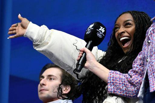 La gimnasta Simone Biles en el público antes del programa libre de la prueba individual masculina del patinaje artístico de los Juegos Olímpicos de Invierno de Milán-Cortina. En Milán (norte de Italia), el 13 de febrero de 2026