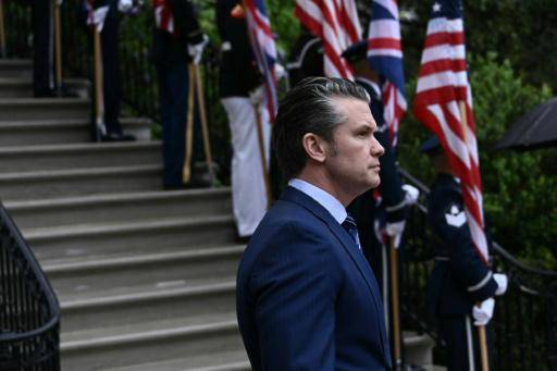 El secretario de Defensa de Estados Unidos, Pete Hegseth, espera al presidente Donald Trump y a la primera dama Melania Trump para recibir al rey Carlos III y a la reina Camila de Reino Unido en la Casa Blanca, Washington, el 28 de abril de 2026.