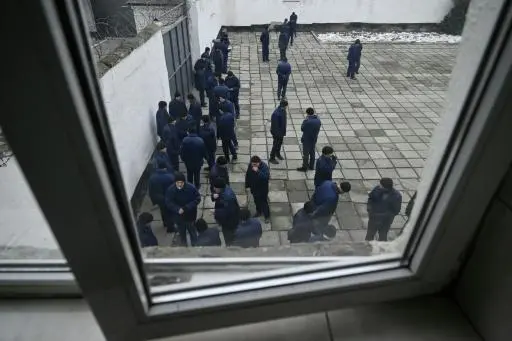 En el patio del centro de detención, los prisioneros de guerra que combatieron del lado de Moscú fuman, leen o permanecen inmóviles en silencio, a la espera de un intercambio que les permita regresar a sus hogares