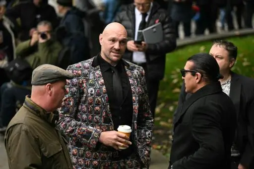 El boxeador británico Tyson Fury (centro), a su llegada al funeral del púgil británico Ricky Hatton, en la catedral de Mánchester, en Inglaterra, el 10 de octubre de 2025