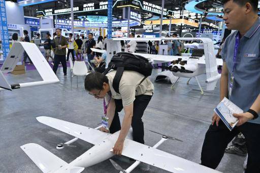 Un visitante sostiene un dispositivo el 21 de mayo de 2026 en el Congreso Mundial del Dron, en Shenzhen, China