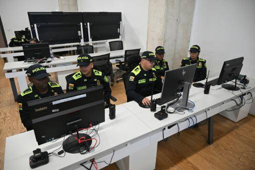 Policías colombianos trabajan en el centro de control el Mando de la Policía Metropolitana, el 25 de marzo de 2026 en Bogotá