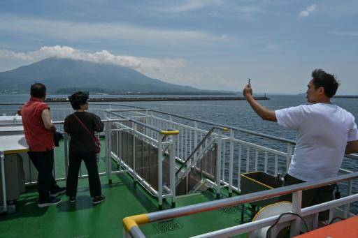 Unos viajeros se dirigen al volcán Sakurajima en un ferry que cubre la ruta entre la isla y la ciudad de Kagoshima, en el sur de Japón, el 21 de junio de 2025