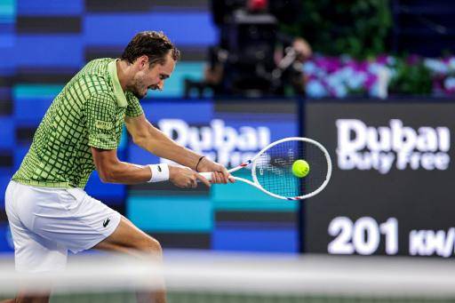 Daniil Medvedev golpea la bola durante su victoria sobre Felix Auger-Aliassime en semifinales del torneo ATP 500 de Dubái (Emiratos Árabes Unidos), el 27 de febrero de 2026