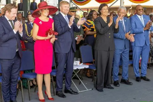 Handout | Los reyes Guillermo Alejandro (3º izq.) y Máxima (2ª izq.) de Países Bajos aplauden junto a la presidenta de Surinam, Jennifer Geerlings-Simons, y su marido, Glenn Geerlings, el 1 de diciembre de 2025 en Paramaribo