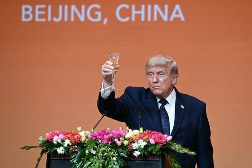 El presidente de Estados Unidos, Donald Trump, mientras brinda en una cena de Estado con el presidente chino, Xi Jinping