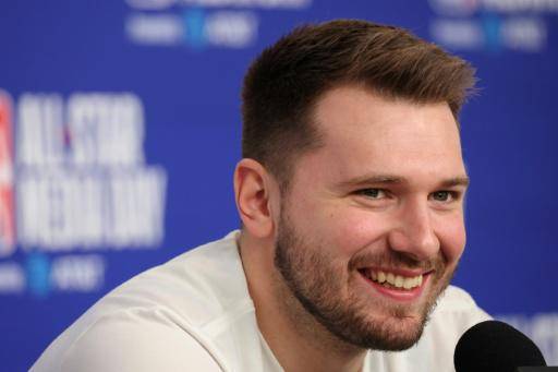 Luka Doncic, estrella de Los Angeles Lakers, atiende a la prensa el 14 de febrero de 2026
