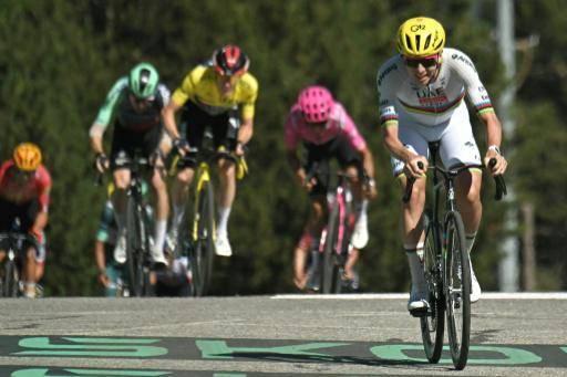 El corredor esloveno del UAE Team Emirates - XRG, Tadej Pogacar, a punto de llegar a línea de meta para ganar la 3ª etapa del Tour de Francia, en Les Angles (sur de Francia), el 6 de julio de 2026