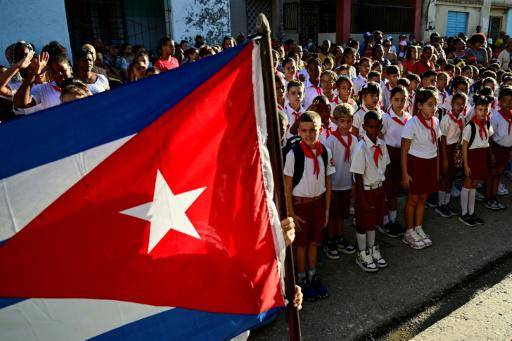 Estudiantes saludan antes de entrar a sus aulas en el primer día del curso escolar 2026-2027 en La Habana, el 1 de septiembre de 2026.