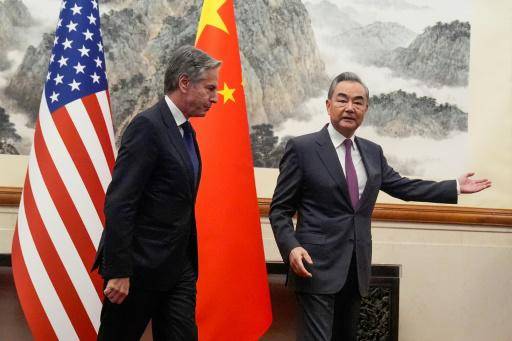 El secretario de Estado de Estados Unidos, Antony Blinken (I), sigue al ministro de Asuntos Exteriores de China, Wang Yi (D), durante una reunión en la Casa de Huéspedes del Estado Diaoyutai, en Pekín, el 26 de abril de 2024.