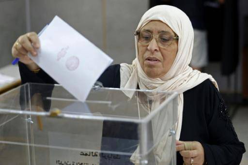 Una mujer participa en las elecciones legislativas en Marruecos el 23 de septiembre de 2026 en una escuela del barrio de Udayas, en Rabat