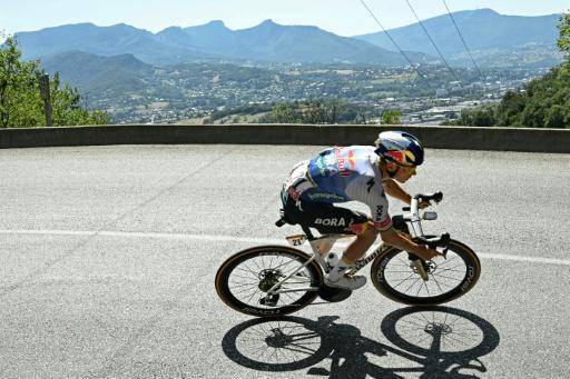 El belga Remco Evenepoel de la formación ciclista Red Bull - BORA - hansgrohe, pedalea en el descenso del Col des Pres durante la 17ª etapa del 113º Tour de Francia, el 22 de julio de 2026