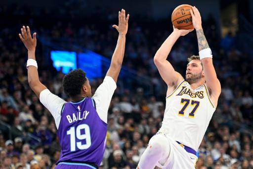 Luka Doncic lanza por encima de Ace Bailey en la victoria de los Lakers ante los Jazz el 23 de noviembre de 2025
