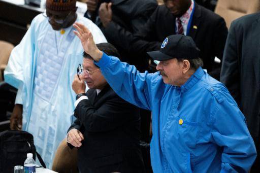 El presidente de Nicaragua, Daniel Ortega, saluda en la clausura de la Cumbre G77+China, en La Habana, junto a su ministro de Relaciones Exteriores, Denis Moncada, el 16 de septiembre de 2023