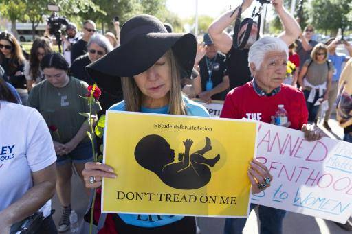 Unos opositores al aborto se manifiestan durante una sesión de la Cámara de Representantes de Arizona, en Phoenix (EEUU), el 17 de abril de 2024