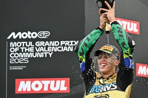 El piloto brasileño Diogo Moreira descorcha una botella tras proclamarse campeón del mundo de Moto2 el 16 de noviembre de 2025 en el circuito Ricardo Tormo de Cheste, en España, sede del Gran Premio de la Comunidad Valenciana