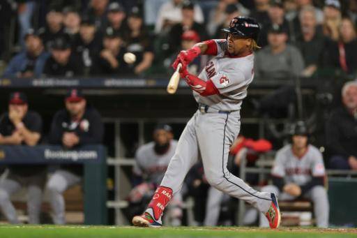 José Ramírez, de los Guardianes de Cleveland, conecta un jonrón de dos carreras ante los Medias Blancas de Chicago durante el quinto inning del cuarto partido de la serie divisional de la Liga Americana, disputado en el Rate Field de Chicago, Illinois, el 8 de octubre de 2026.