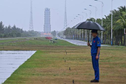 Un guardia vigila cerca de la plataforma de lanzamiento de la misión lunar Chang'e-6 en el Centro de Lanzamiento Espacial Wenchang en la provincia de Hainan, en el sur de China, el 2 de mayo de 2024