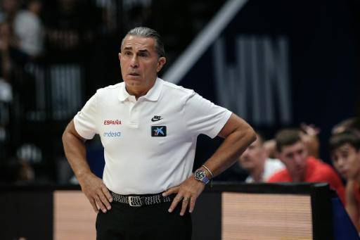 El técnico Sergio Scariolo sigue un partido entre España y Brasil en la fase de grupos del último Mundial de Baloncesto, el 28 de agosto de 2023 en Yakarta