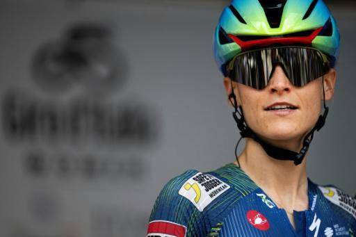 La corredora eslovena del equipo AG Insurance-Soudal, Urska Zigart, antes de la salida de la 9ª etapa del Giro de Italia femenino, en Saluzzo, el 7 de junio de 2026