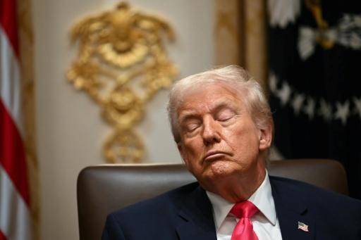 El presidente de Estados Unidos, Donald Trump, cerró los ojos en reiteradas ocasiones durante una reunión de gabinete el 2 de diciembre de 2025
