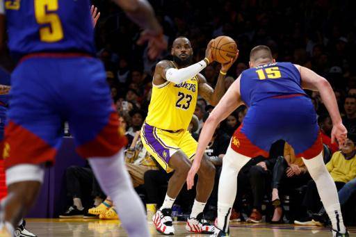 LeBron James, de los Lakers, defendido este sábado por Nikola Jokic, de los Nuggets.