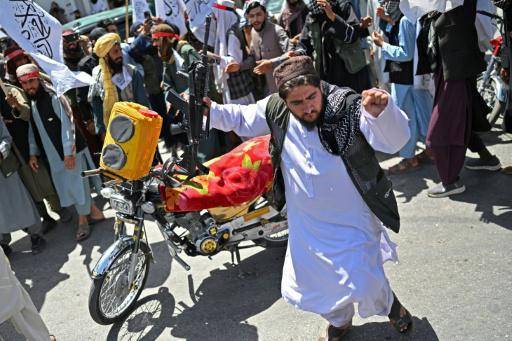 Algunos afganos bailaron en las calles de Kabul mientras celebraban los cinco años de gobierno de los talibanes