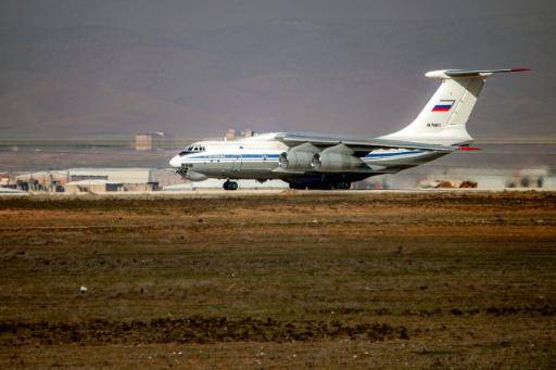 Un avión militar ruso Ilyushin Il-76 se dispone a despegar del aeropuerto internacional de Qamishli, en el noreste de Siria, el 27 de enero de 2026
