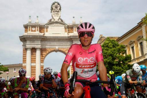 El ciclista español Juan Pedro López luce el maillot rosa de líder del Giro de Italia antes de tomar la salida de una etapa en Santarcangelo di Romagna el 18 de mayo de 2022