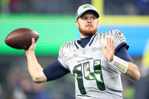 El jugador de football americano Sam Darnold, de los Seattle Seahawks, calienta para un partido de la liga NFL contra Los Angeles Rams el 18 de diciembre de 2025 en Seattle (Washington, EEUU)