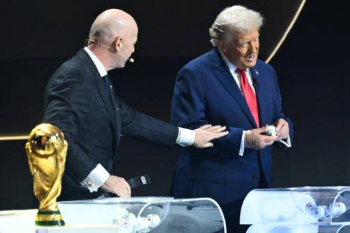 El presidente de la FIFA, Gianni Infantino (I), y de Estados Unidos, Donald Trump, durante el sorteo del Mundial de 2026, el 5 de diciembre de 2025, en Washington