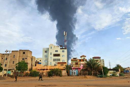 Una columna de humo se levanta sobre Jartum en medio de los combates entre el ejército y los paramilitares el de 9 junio de 2023 en Sudán