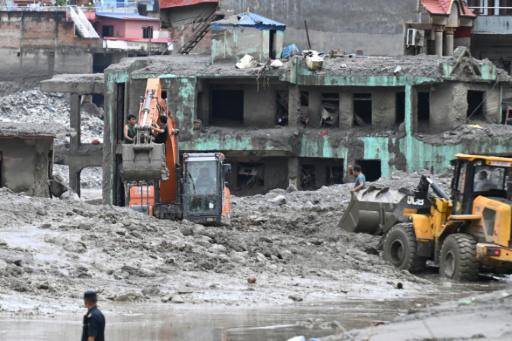 Riesgo de nuevas crecidas complica los rescates en Nepal tras mortífero deslave